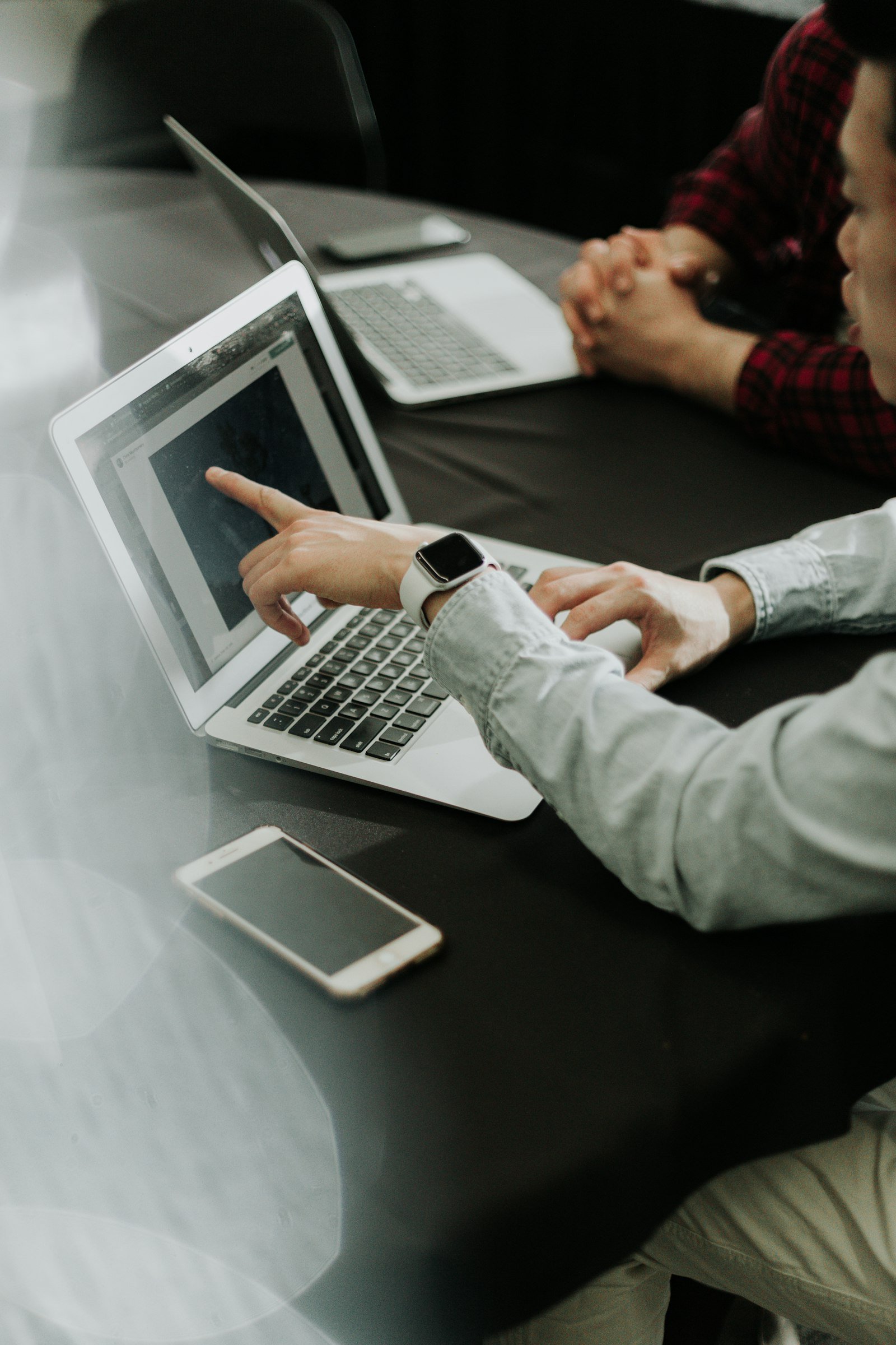 Priscilla Du Preez 🇨🇦. Photo by Priscilla Du Preez 🇨🇦 on Unsplash. Source: https://unsplash.com/photos/two-people-sitting-at-a-table-with-laptops-nNMBa7Y1Ymk (Unsplash License).