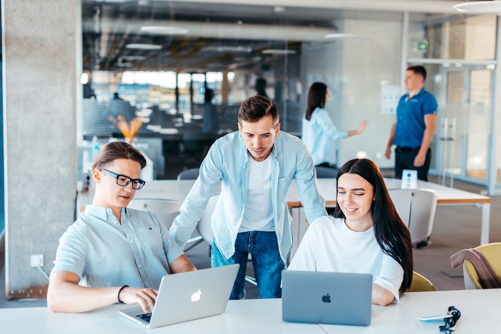 Lyubomyr Reverchuk. Photo by Lyubomyr Reverchuk on Unsplash. Source: https://unsplash.com/photos/a-group-of-people-sitting-around-a-table-with-laptops-rtD_lcsN6_U (Unsplash License).