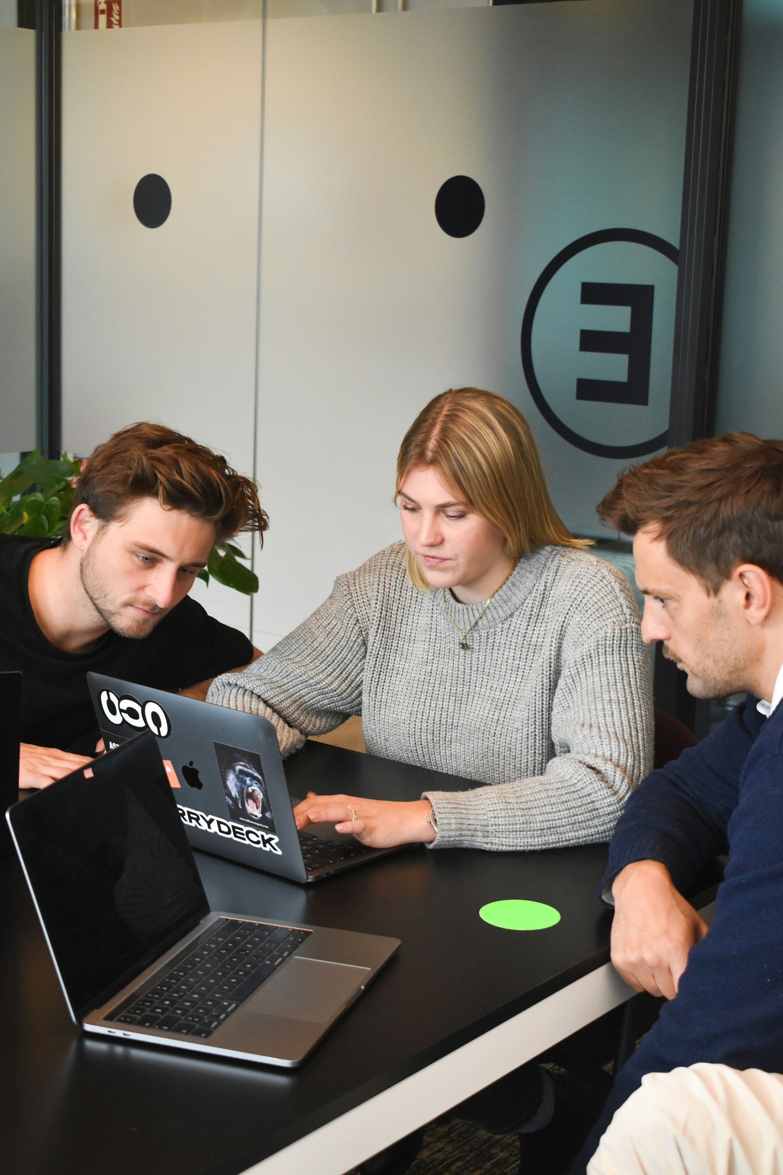 Cherrydeck. Photo by Cherrydeck on Unsplash. Source: https://unsplash.com/photos/people-collaborating-on-office-laptop-Qx7A7SChpnI (Unsplash License).