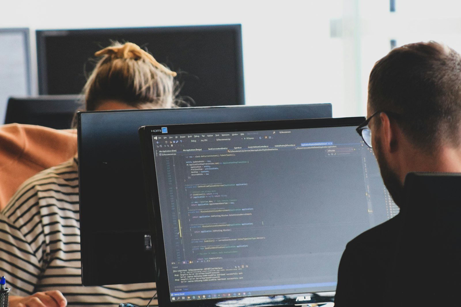 Compagnons. Photo by Compagnons on Unsplash. Source: https://unsplash.com/photos/people-coding-at-monitors-in-workspace-Im_cQ6hQo10 (Unsplash License).