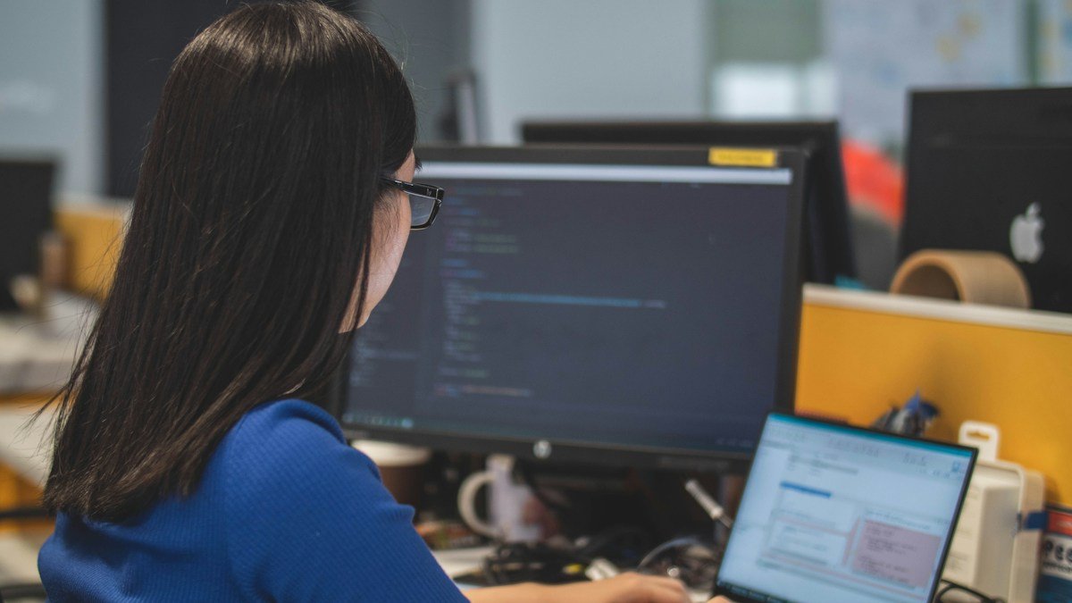 Photo by Mimi Thian on Unsplash. Source: https://unsplash.com/photos/woman-using-black-laptop-computer-near-turned-on-flat-screen-computer-monitor-5ZnS3wK6sUg (Unsplash License).