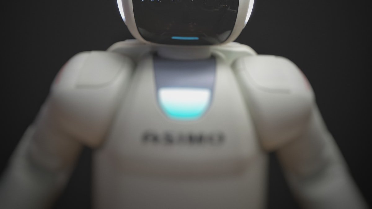 Photo by Franck V. on Unsplash. Source: https://unsplash.com/photos/white-robot-wallpaper-JjGXjESMxOY (Unsplash License).