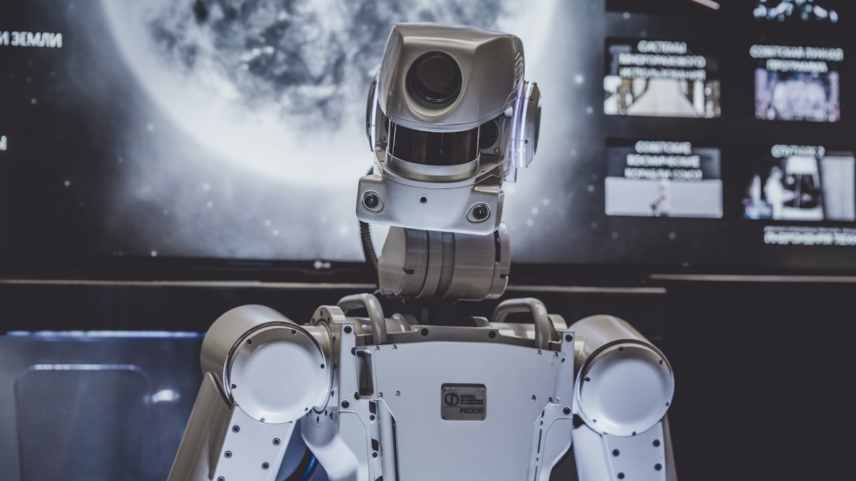 Photo by Arseny Togulev on Unsplash. Source: https://unsplash.com/photos/white-robot-MECKPoKJYjM (Unsplash License).