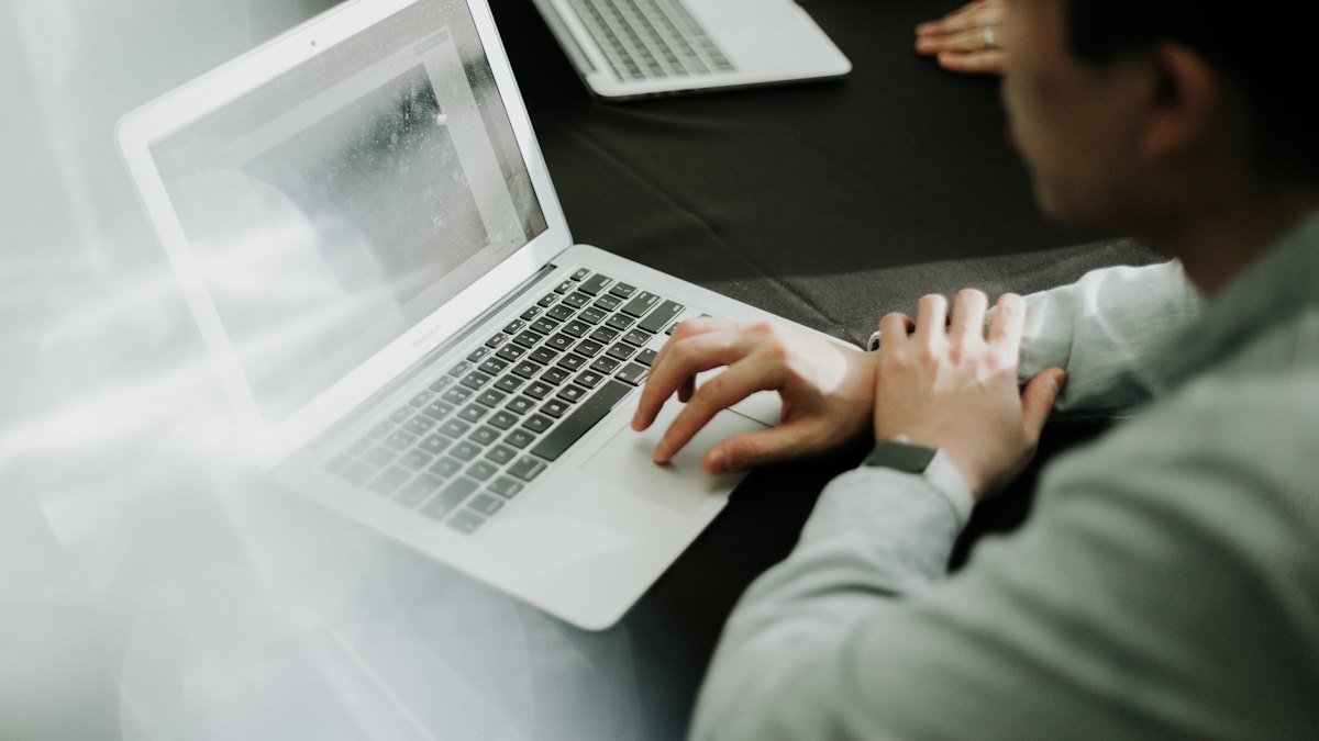 Photo by Priscilla Du Preez 🇨🇦 on Unsplash. Source: https://unsplash.com/photos/a-man-sitting-in-front-of-a-laptop-computer-OEdkPaxYMXU (Unsplash License).