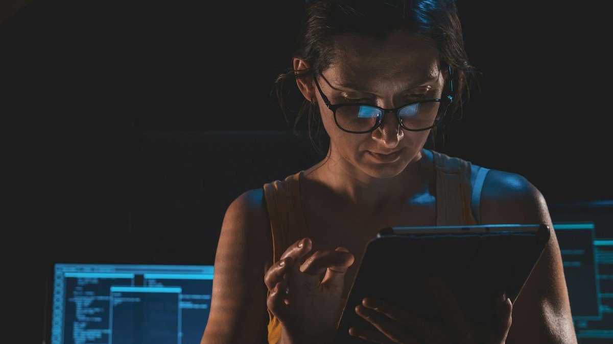 Photo by Evgeniy Alyoshin on Unsplash. Source: https://unsplash.com/photos/a-person-wearing-glasses-rnXKsoo-j00 (Unsplash License).