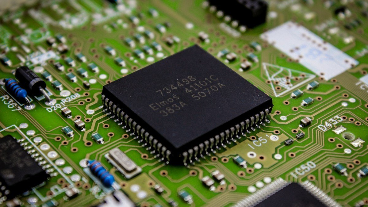 Photo by Bermix Studio on Unsplash. Source: https://unsplash.com/photos/a-close-up-of-a-computer-chip-on-a-printed-circuit-board-tTurhPw9bwQ (Unsplash License).