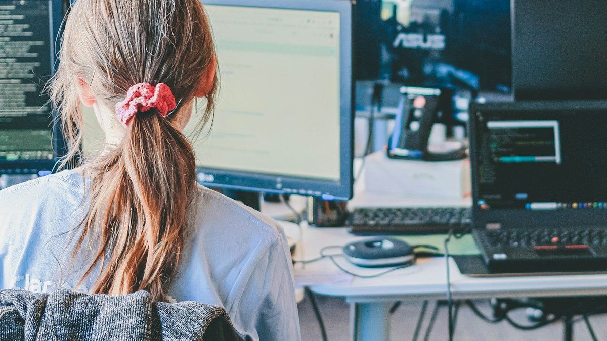 Photo by Compagnons on Unsplash. Source: https://unsplash.com/photos/woman-working-on-computers-in-an-office-4G3vzMnC34M (Unsplash License).